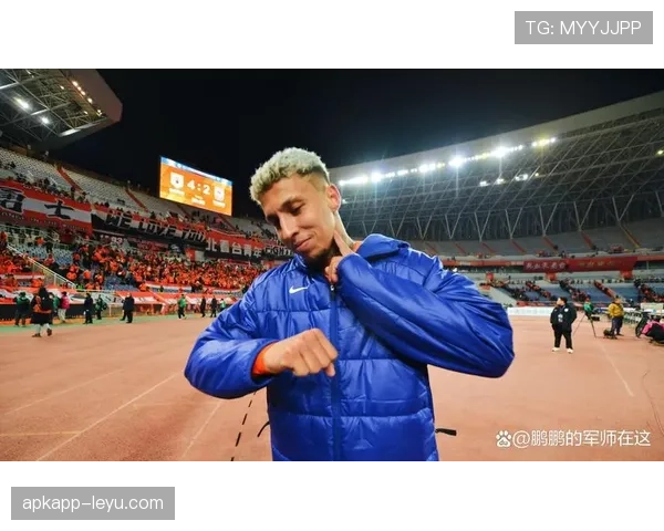 山东泰山克雷桑帽子引发关注，球迷热议其独特造型