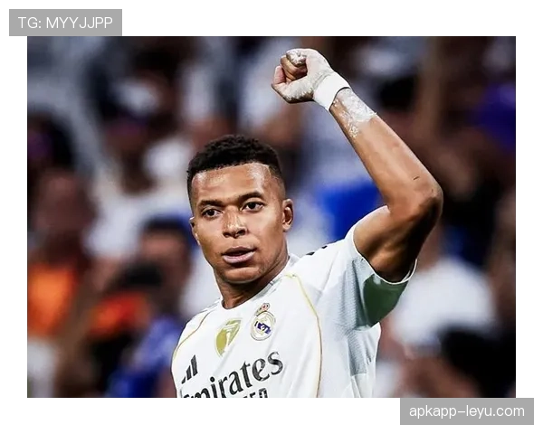 姆巴佩决赛戴帽助球队夺冠,闪耀全场 姆巴佩决赛戴帽助球队夺冠,闪耀全场