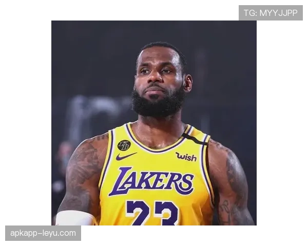 詹姆斯全能发挥助球队再创佳绩,稳健表现尽显领袖风范与团队精神 詹姆斯全能发挥助球队再创佳绩,稳健表现尽显领袖风范与团队精神