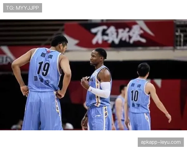 南安普顿新星边路狂飙，状态回暖引球迷热议