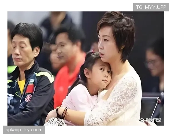 张怡宁退役后打个乒乓球还得先问老公行程